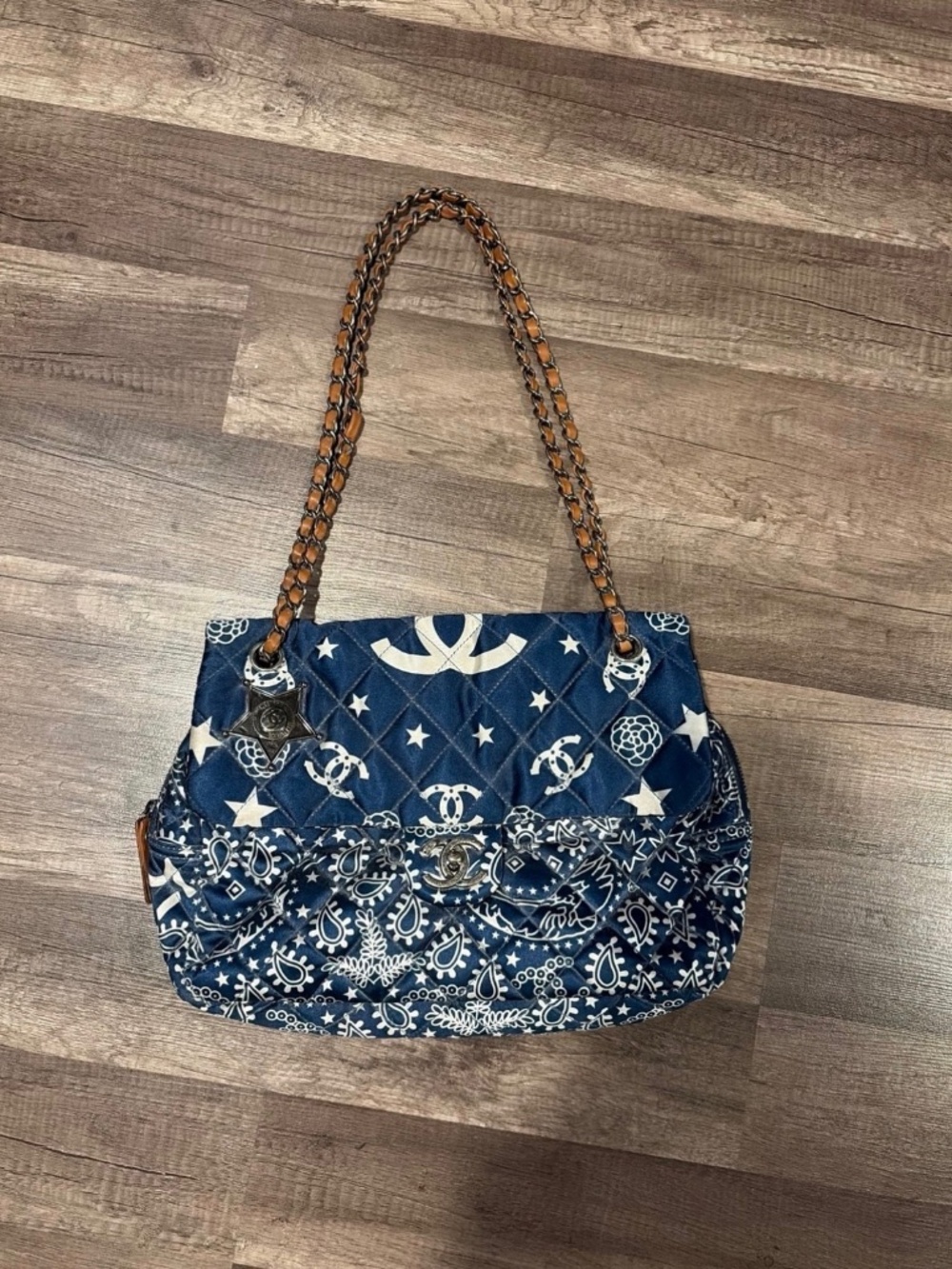 Vintage Blue Bandana Print Quilted Chain Shoulder Bag